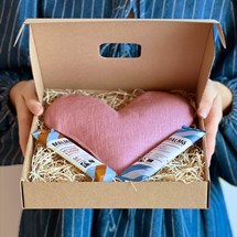 Presentlåda - Värmehjärta med choklad, rosa